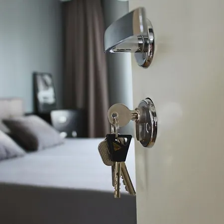 New Modern 4-room With Big Balcony And Undeground Parking In Center Of Apartment *