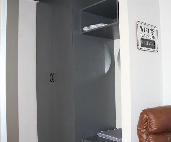 アパート New Modern 4-room With Big Balcony And Undeground Parking In Center Of *